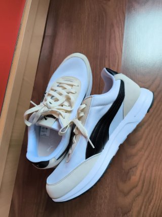Zapatillas Puma Beige y Blancas
