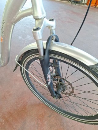Bicicleta de paseo plateada