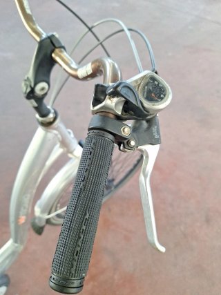 Bicicleta de paseo plateada