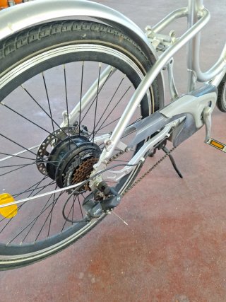 Bicicleta de paseo plateada