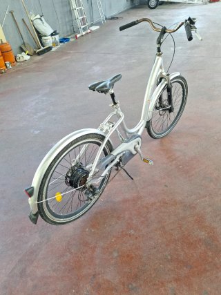 Bicicleta de paseo plateada