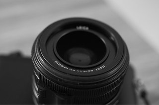 Leica Q2 Monochrom + Caja + Mediafunda+ Filtro R/Y