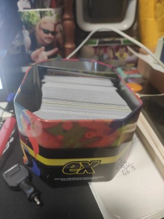 Lata Pokémon + 300 Cartas
