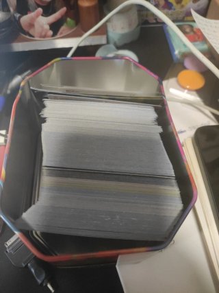 Lata Pokémon + 300 Cartas