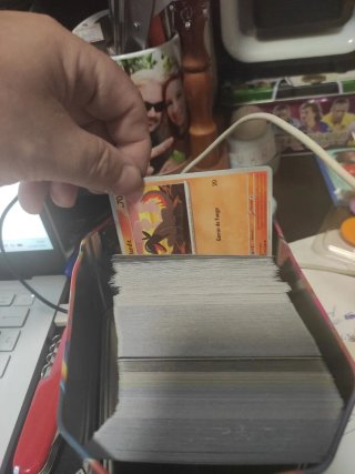 Lata Pokémon + 300 Cartas