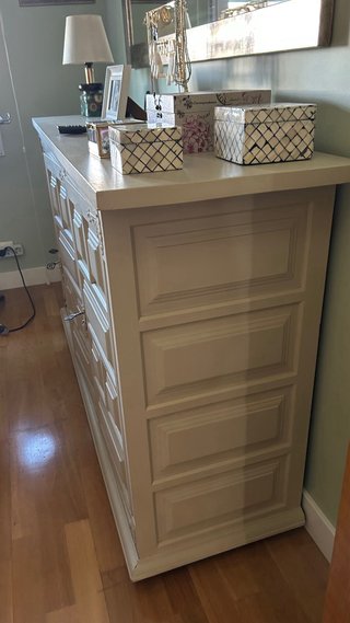 Mueble de madera beige