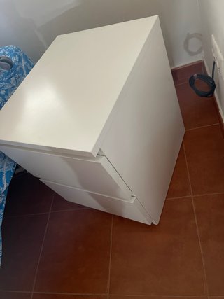 Mesita de noche blanca Ikea.