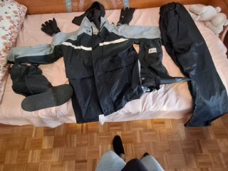 Traje de lluvia impermeable negro y gris