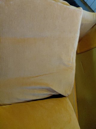 Sofá naranja de terciopelo