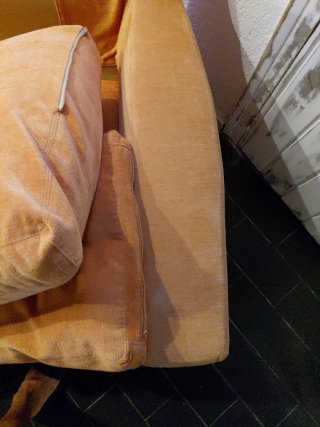 Sofá naranja de terciopelo