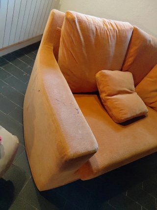 Sofá naranja de terciopelo