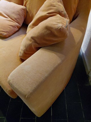 Sofá naranja de terciopelo