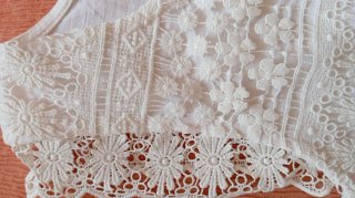 Blusa de encaje sin mangas