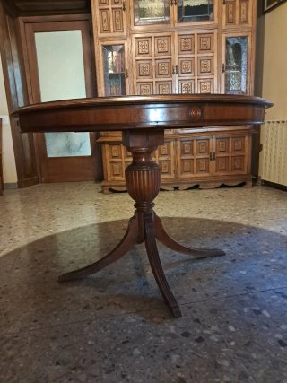 Mesa de comedor clásica estilo inglés