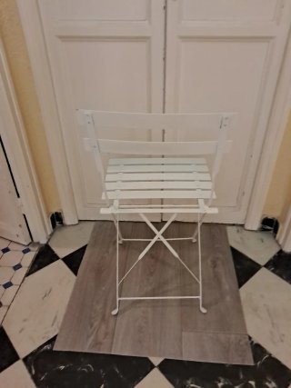 Silla plegable de metal blanca