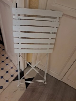 Silla plegable de metal blanca