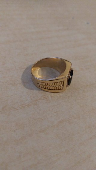 Anillo de oro con piedra negra