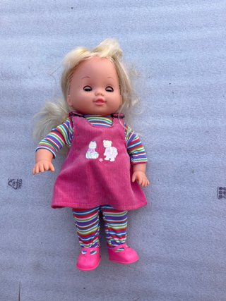 Muñeca con vestido rosa y rayas