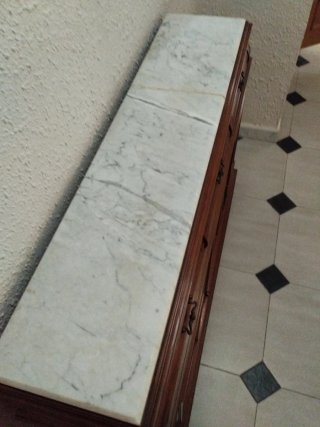Recibidor de madera con tapa de mármol
