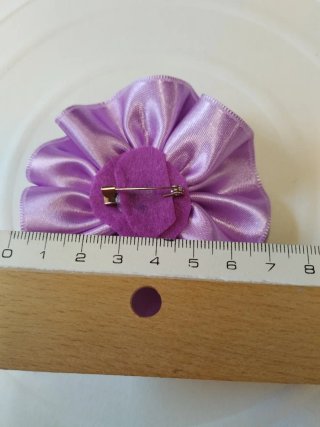 Broche gato negro con collar malva
