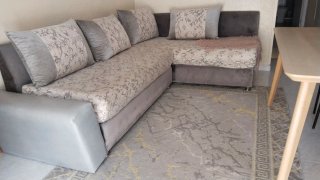 Sofá modular beige y gris en forma de L