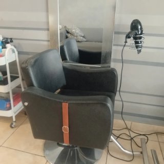 Se vende peluquería completa en Vera por reforma..