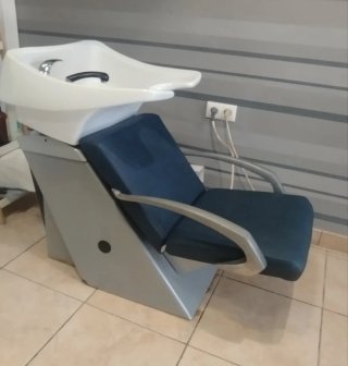 Se vende peluquería completa en Vera por reforma..