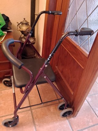 Andador ortopédico con asiento