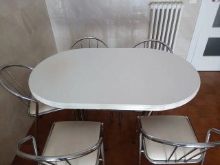 Mesa de cocina y 4 sillas en MUY BUEN ESTADO