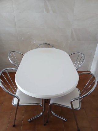 Mesa de cocina y 4 sillas en MUY BUEN ESTADO