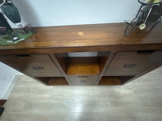 Recibidor de madera marrón marca Banak Importa