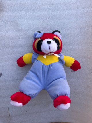 Peluche Raccoon con Peto Azul y Amarillo