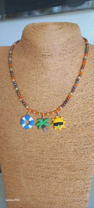Collar playero con amuletos