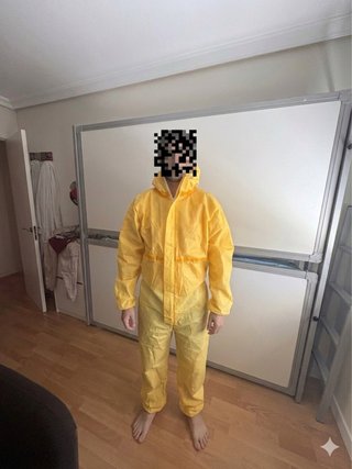 Traje químico amarillo