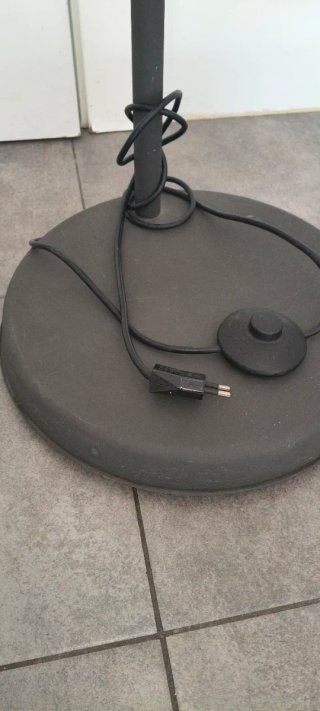Lámpara de pie IKEA HEKTAR gris oscuro