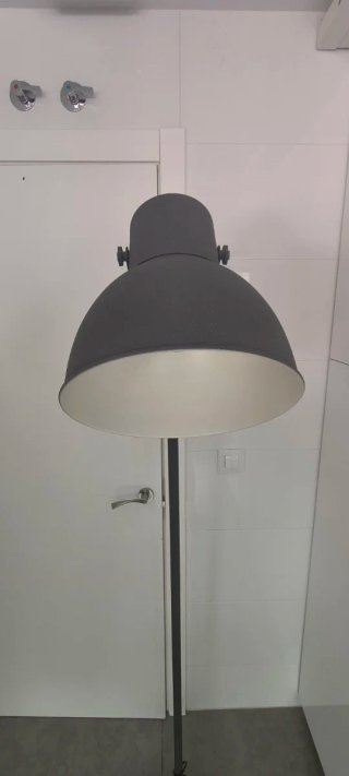 Lámpara de pie IKEA HEKTAR gris oscuro