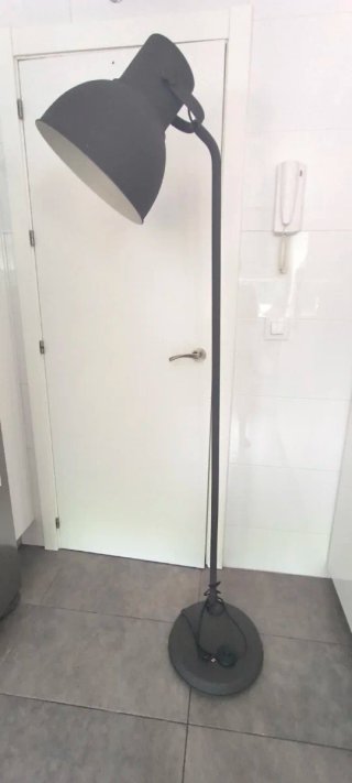 Lámpara de pie IKEA HEKTAR gris oscuro
