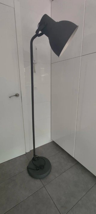 Lámpara de pie IKEA HEKTAR gris oscuro