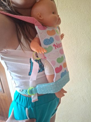 Nenuco con mochila portabebés