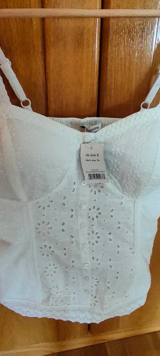 Top blanco canalé con etiqueta