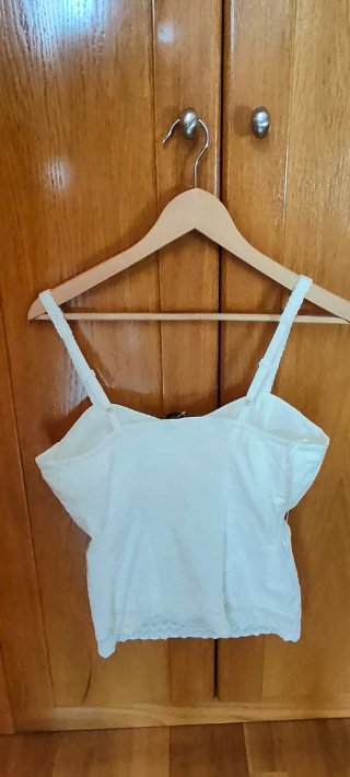 Top blanco canalé con etiqueta