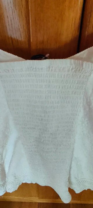 Top blanco canalé con etiqueta