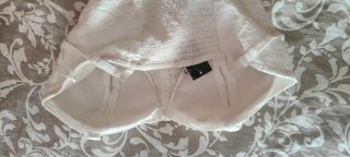 Top blanco canalé con etiqueta