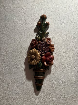 Decorazione murale con fiori dipinti a mano