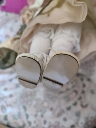 Muñeca de porcelana con vestido y bolso