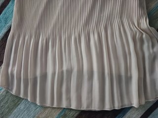 Blusa crema plisada con mangas abullonadas