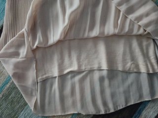 Blusa crema plisada con mangas abullonadas