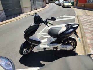 Yamaha Aerox Scooter Negra y Blanca