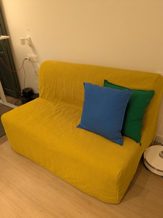 Sofá cama IKEA prácticamente nuevo.