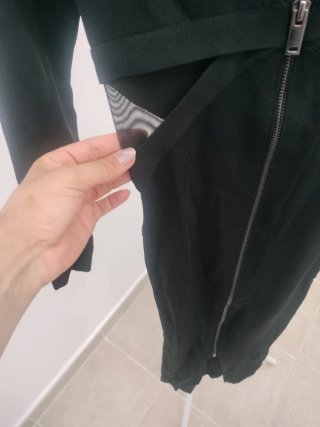 Vestido midi negro Zara con transparencias